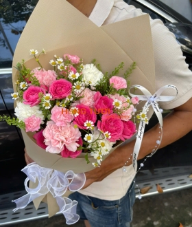 Bó Hoa Hồng Chùm Hồng Đậm Phối Cẩm Chướng Giấy Be
