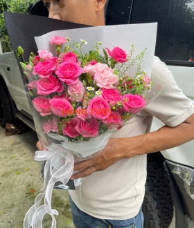 Bó Hoa Hồng Chùm Hồng Đậm Phối Cẩm Chướng Hồng