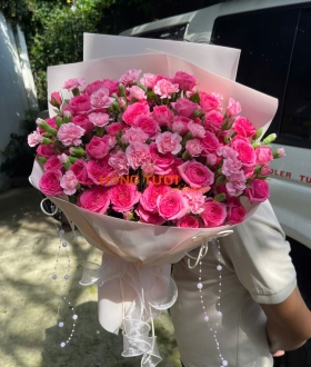 Bó Hoa Hồng Chùm Hồng Đậm Phối Cẩm Chướng Hồng Phấn