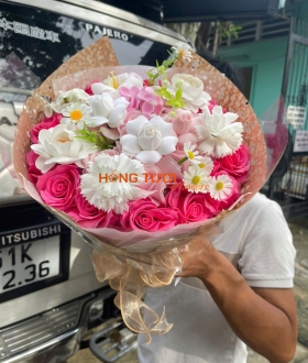 Bó Hoa Sáp Hồng Đậm Phối Hoa Trắng Gói Nâu Be