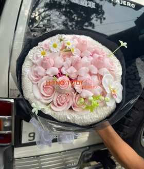 Bó Hoa Sáp Hồng Pastel Phối Hoa Trắng Gói Đen