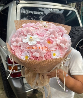 Bó Hoa Sáp Hồng Pastel Phối Cúc Trắng Gói Nâu Be