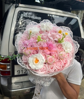 Bó Hoa Sáp Hồng Pastel Phối Hoa Trắng Viền Ren