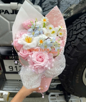 Bó Hoa Sáp Hồng Phấn Phối Hoa Trắng Viền Ren