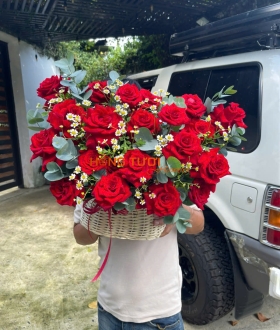 Giỏ Hoa Hồng Đỏ Phối Cúc Trắng