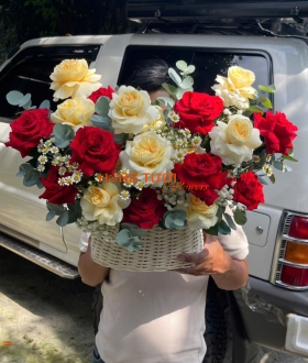 Giỏ Hoa Hồng Đỏ Phối Hồng Vàng Kem
