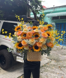 Giỏ Hoa Hướng Dương Phối Hồng Cam Đào Và Hoa Vàng