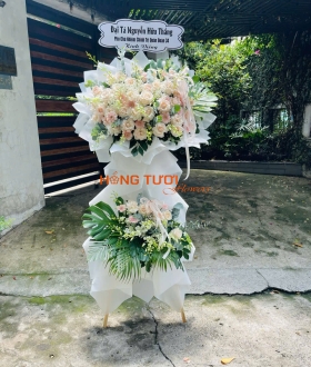 Kệ Hoa Chia Buồn Hai Tầng Hồng Kem Phối Hoa Trắng
