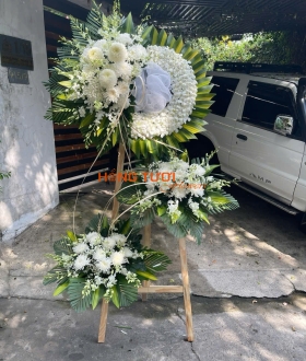 Kệ Hoa Chia Buồn Vòng Tròn Lan Trắng Ba Cụm