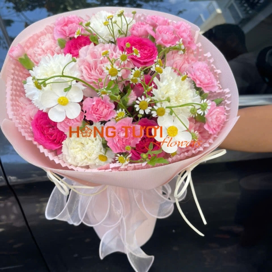 Bó Hoa Hồng Hồng Phối Cẩm Chướng Và Cúc Trắng