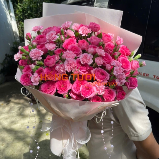 Bó Hoa Hồng Chùm Hồng Đậm Phối Cẩm Chướng Hồng Phấn