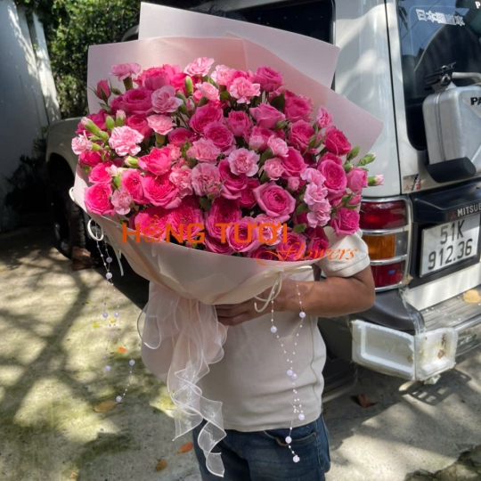 Bó Hoa Hồng Chùm Hồng Đậm Phối Cẩm Chướng Hồng Phấn