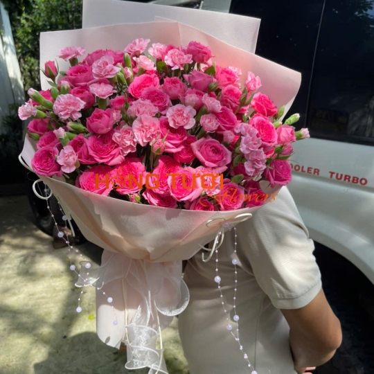 Bó Hoa Hồng Chùm Hồng Đậm Phối Cẩm Chướng Hồng Phấn