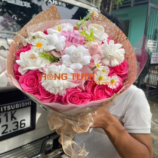Bó Hoa Sáp Hồng Đậm Phối Hoa Trắng Gói Nâu Be