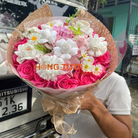 Bó Hoa Sáp Hồng Đậm Phối Hoa Trắng Gói Nâu Be