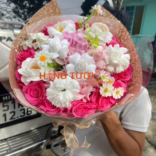 Bó Hoa Sáp Hồng Đậm Phối Hoa Trắng Gói Nâu Be