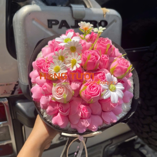 Bó Hoa Sáp Hồng Đậm Phối Hoa Trắng Dáng Tròn