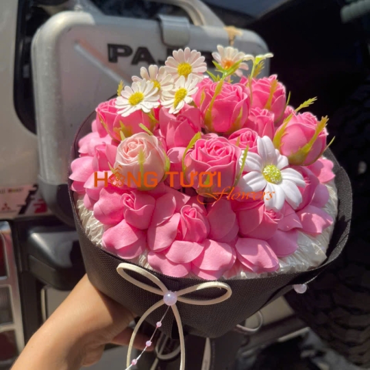 Bó Hoa Sáp Hồng Đậm Phối Hoa Trắng Dáng Tròn