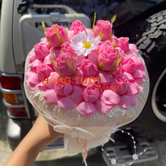 Bó Hoa Sáp Hồng Đậm Phối Hoa Trắng Dáng Tròn