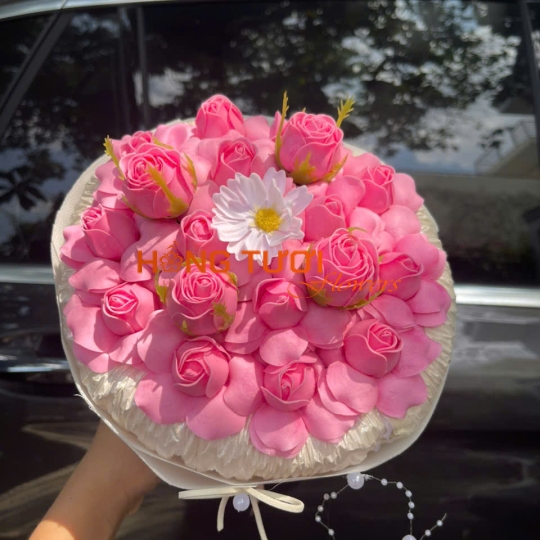 Bó Hoa Sáp Hồng Đậm Phối Hoa Trắng Dáng Tròn