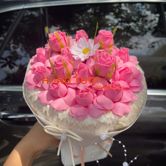 Bó Hoa Sáp Hồng Đậm Phối Hoa Trắng Dáng Tròn