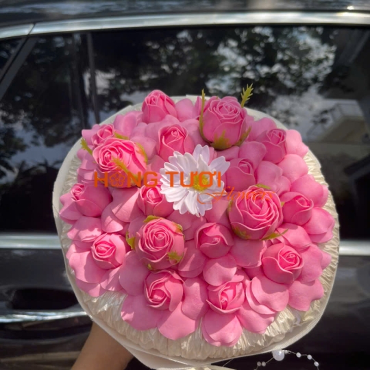 Bó Hoa Sáp Hồng Đậm Phối Hoa Trắng Dáng Tròn