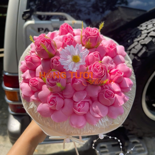 Bó Hoa Sáp Hồng Đậm Phối Hoa Trắng Dáng Tròn