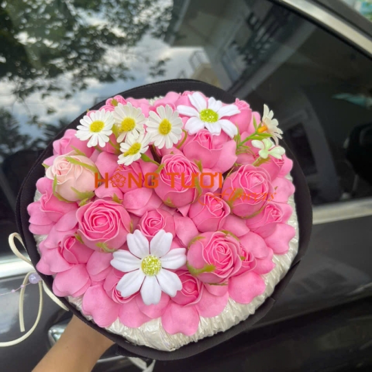 Bó Hoa Sáp Hồng Đậm Phối Hoa Trắng Dáng Tròn