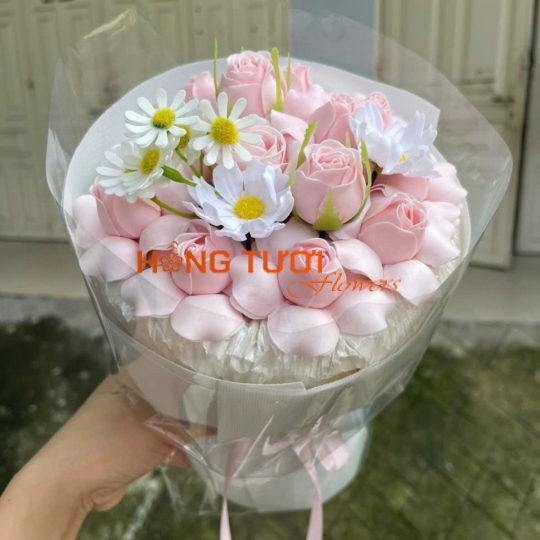 Bó Hoa Sáp Hồng Pastel Dáng Nụ Phối Cúc Trắng