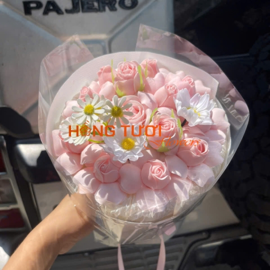 Bó Hoa Sáp Hồng Pastel Dáng Nụ Phối Cúc Trắng