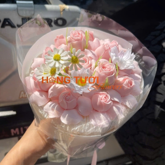 Bó Hoa Sáp Hồng Pastel Dáng Nụ Phối Cúc Trắng