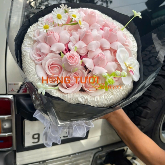 Bó Hoa Sáp Hồng Pastel Phối Hoa Trắng Gói Đen