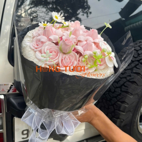 Bó Hoa Sáp Hồng Pastel Phối Hoa Trắng Gói Đen