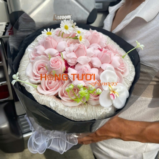 Bó Hoa Sáp Hồng Pastel Phối Hoa Trắng Gói Đen