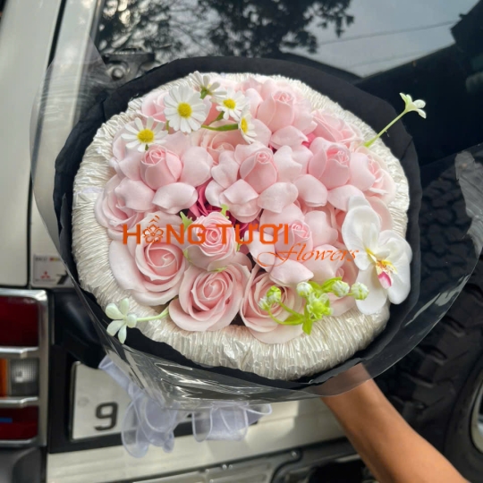 Bó Hoa Sáp Hồng Pastel Phối Hoa Trắng Gói Đen