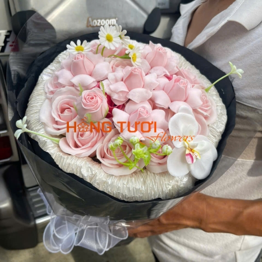 Bó Hoa Sáp Hồng Pastel Phối Hoa Trắng Gói Đen