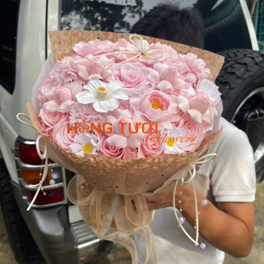 Bó Hoa Sáp Hồng Pastel Phối Cúc Trắng Gói Nâu Be