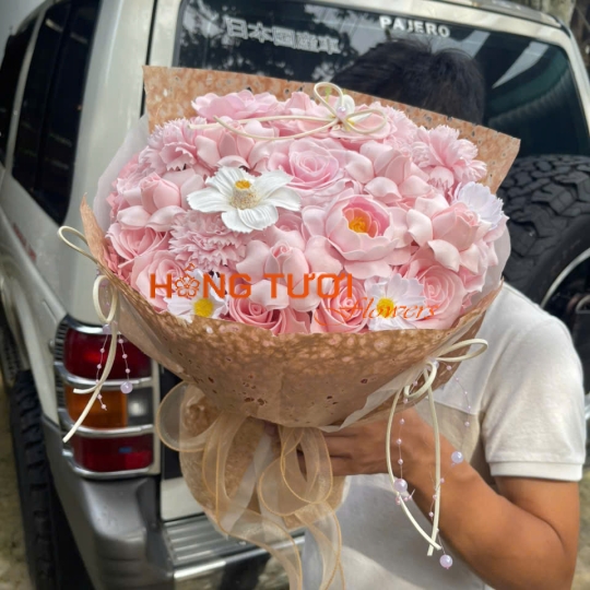 Bó Hoa Sáp Hồng Pastel Phối Cúc Trắng Gói Nâu Be