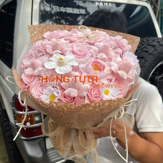 Bó Hoa Sáp Hồng Pastel Phối Cúc Trắng Gói Nâu Be