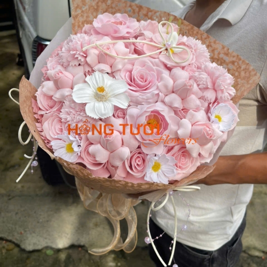 Bó Hoa Sáp Hồng Pastel Phối Cúc Trắng Gói Nâu Be