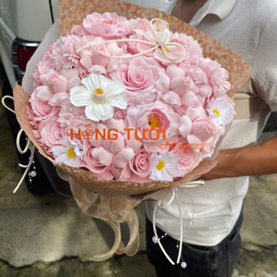 Bó Hoa Sáp Hồng Pastel Phối Cúc Trắng Gói Nâu Be