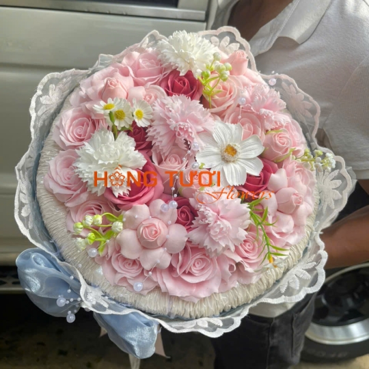 Bó Hoa Sáp Hồng Pastel Viền Ren Nơ Xanh