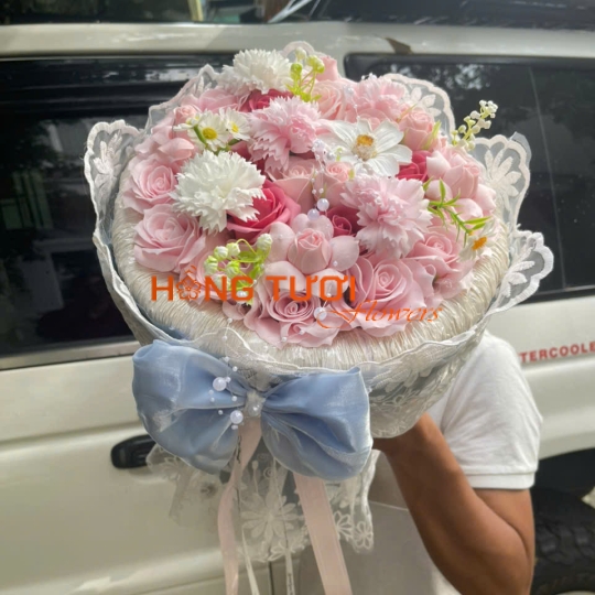 Bó Hoa Sáp Hồng Pastel Viền Ren Nơ Xanh
