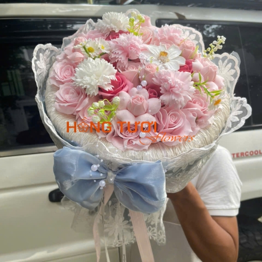 Bó Hoa Sáp Hồng Pastel Viền Ren Nơ Xanh