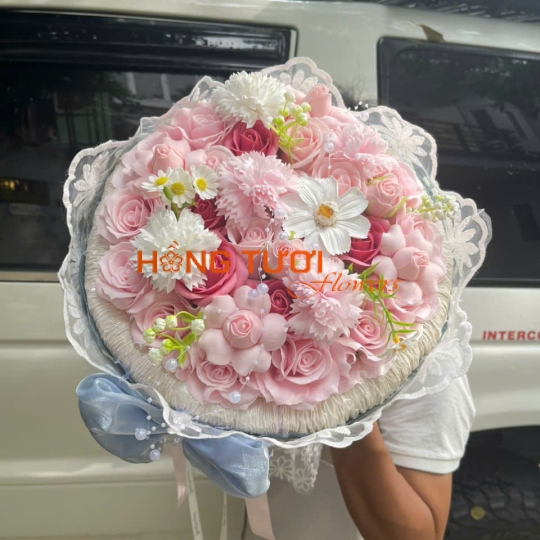Bó Hoa Sáp Hồng Pastel Viền Ren Nơ Xanh