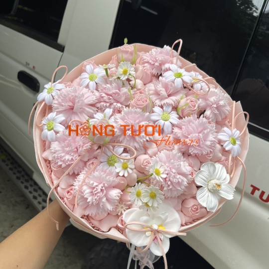 Bó Hoa Sáp Hồng Pastel Phối Hoa Cúc Trắng