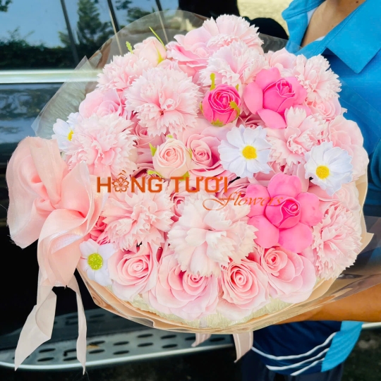 Bó Hoa Sáp Hồng Pastel Phối Hoa Trắng Dáng Tròn