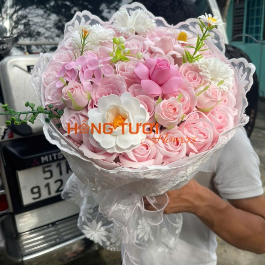 Bó Hoa Sáp Hồng Pastel Phối Hoa Trắng Viền Ren