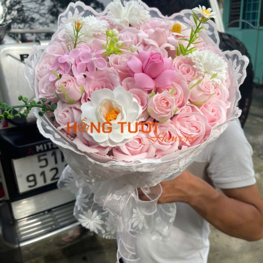 Bó Hoa Sáp Hồng Pastel Phối Hoa Trắng Viền Ren