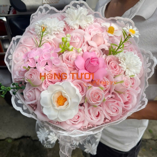 Bó Hoa Sáp Hồng Pastel Phối Hoa Trắng Viền Ren